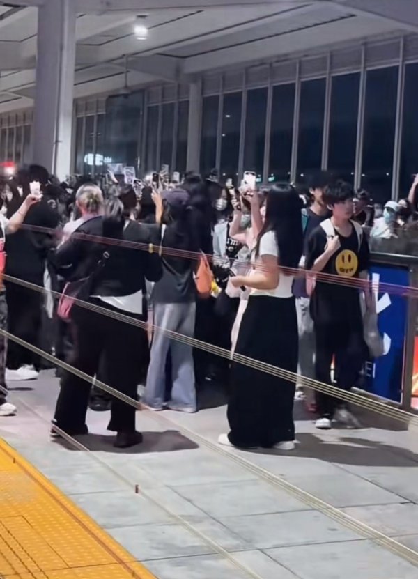 深金优配 演员刘轩丞高铁站遭“私生”围堵，铁路客服提醒